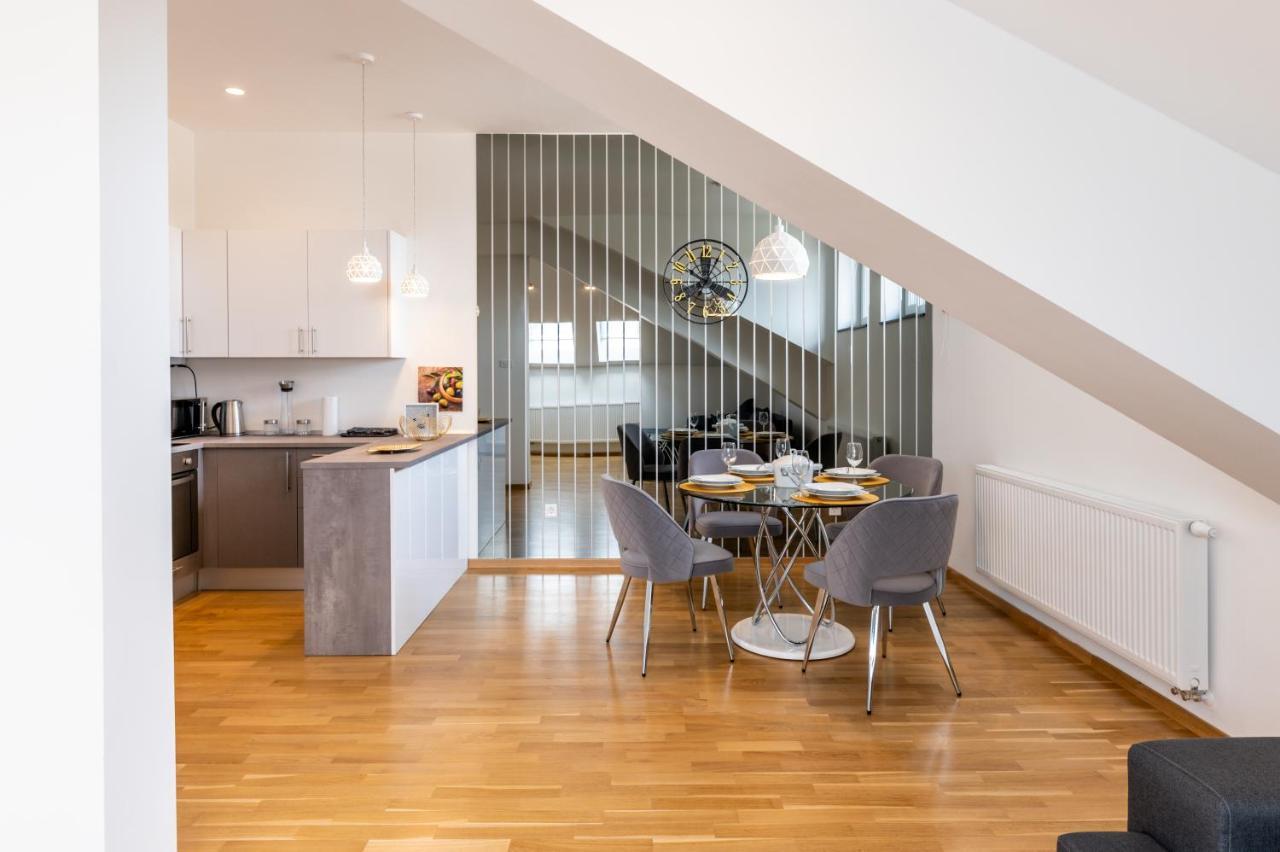 Apartment Adversarium *