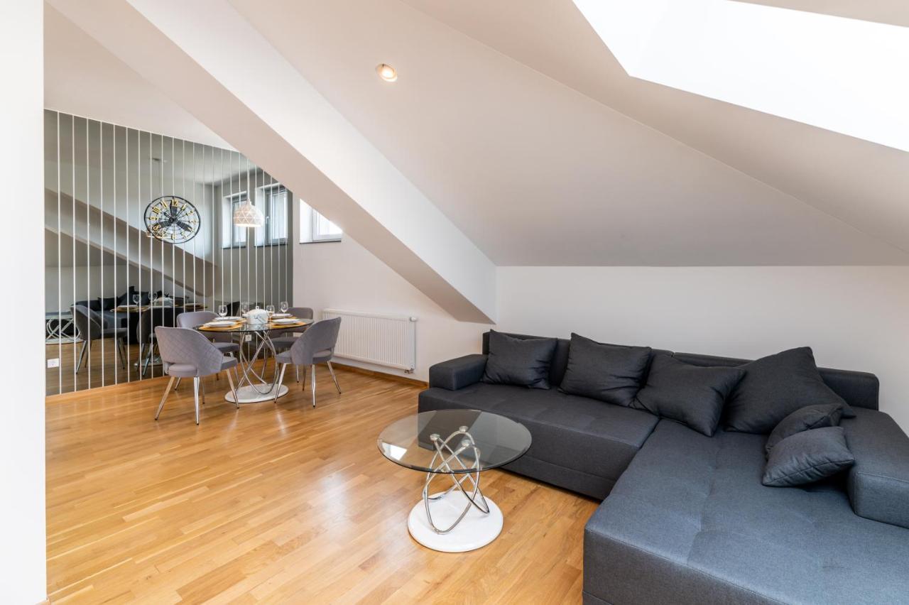 Adversarium Apartment *